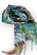 Eșarfă elegantă cu imprimeu pe ambele fețe, în nuanțe de verde și albastru, inspirată din natură.