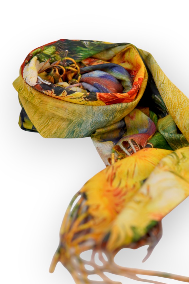 Eșarfă elegantă cu două fețe — o parte cu portret de femeie și cealaltă cu flori colorate.