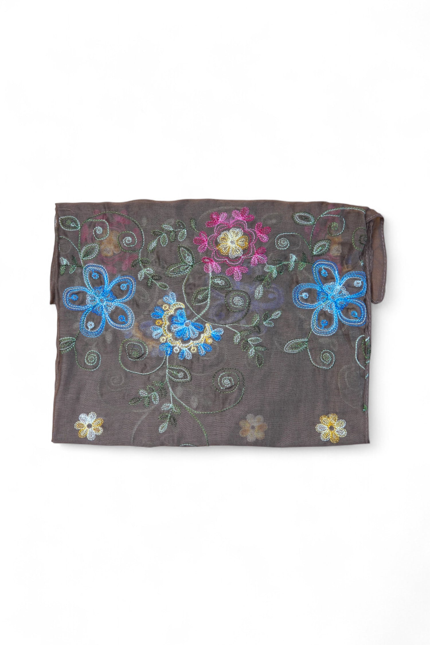 Eșarfă maro din vâscoză cu broderii florale colorate.