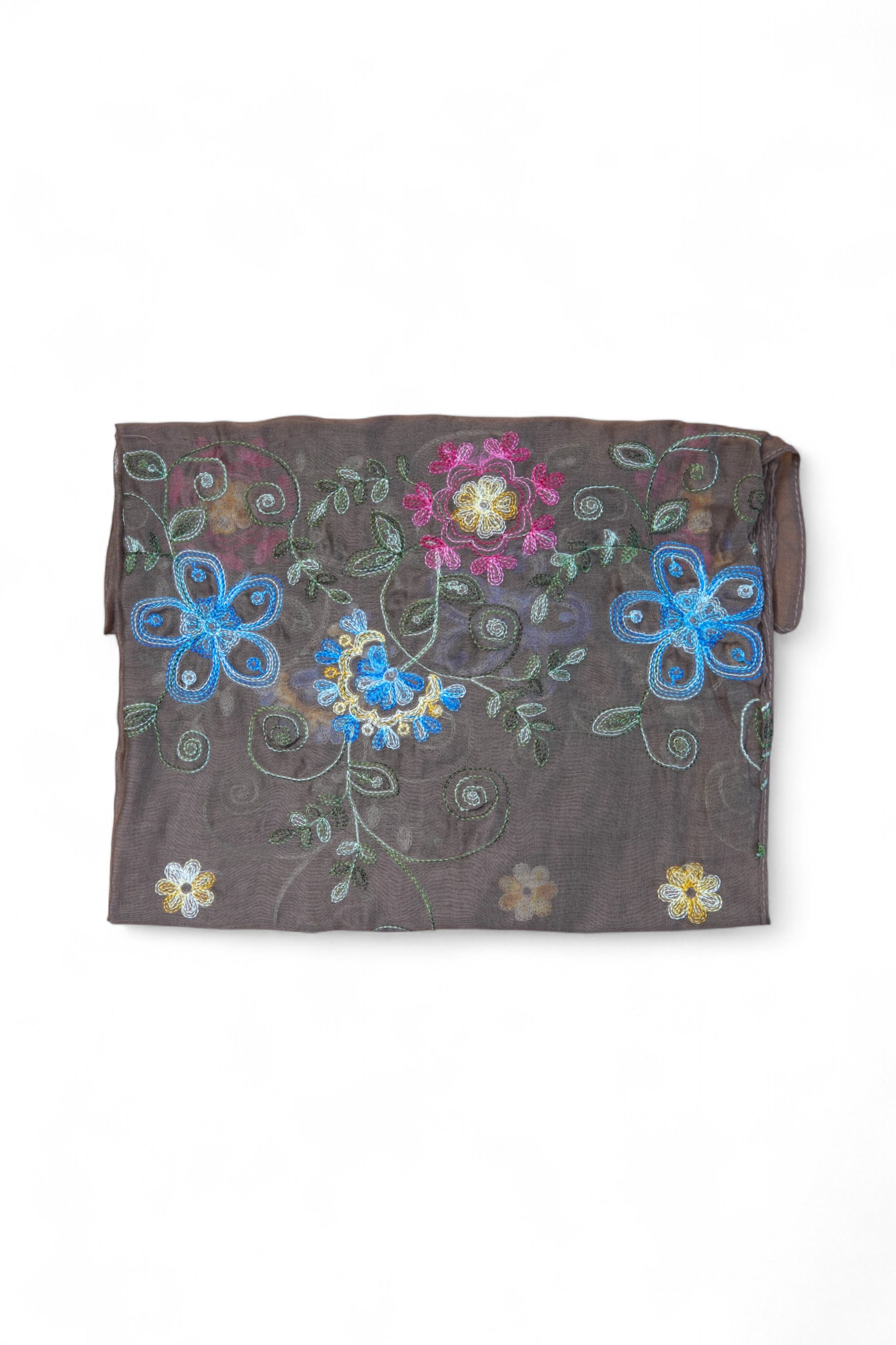 Eșarfă maro din vâscoză cu broderii florale colorate.