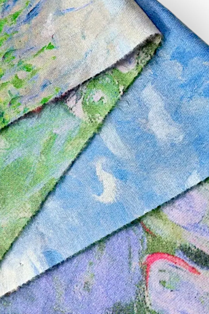 Detaliu material moale al eșarfei cu imprimeu Monet, textură fină și margini franjurate