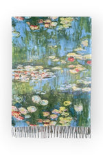 Eșarfă Monet așezată pe suprafață plană, prezentând dimensiunea generoasă