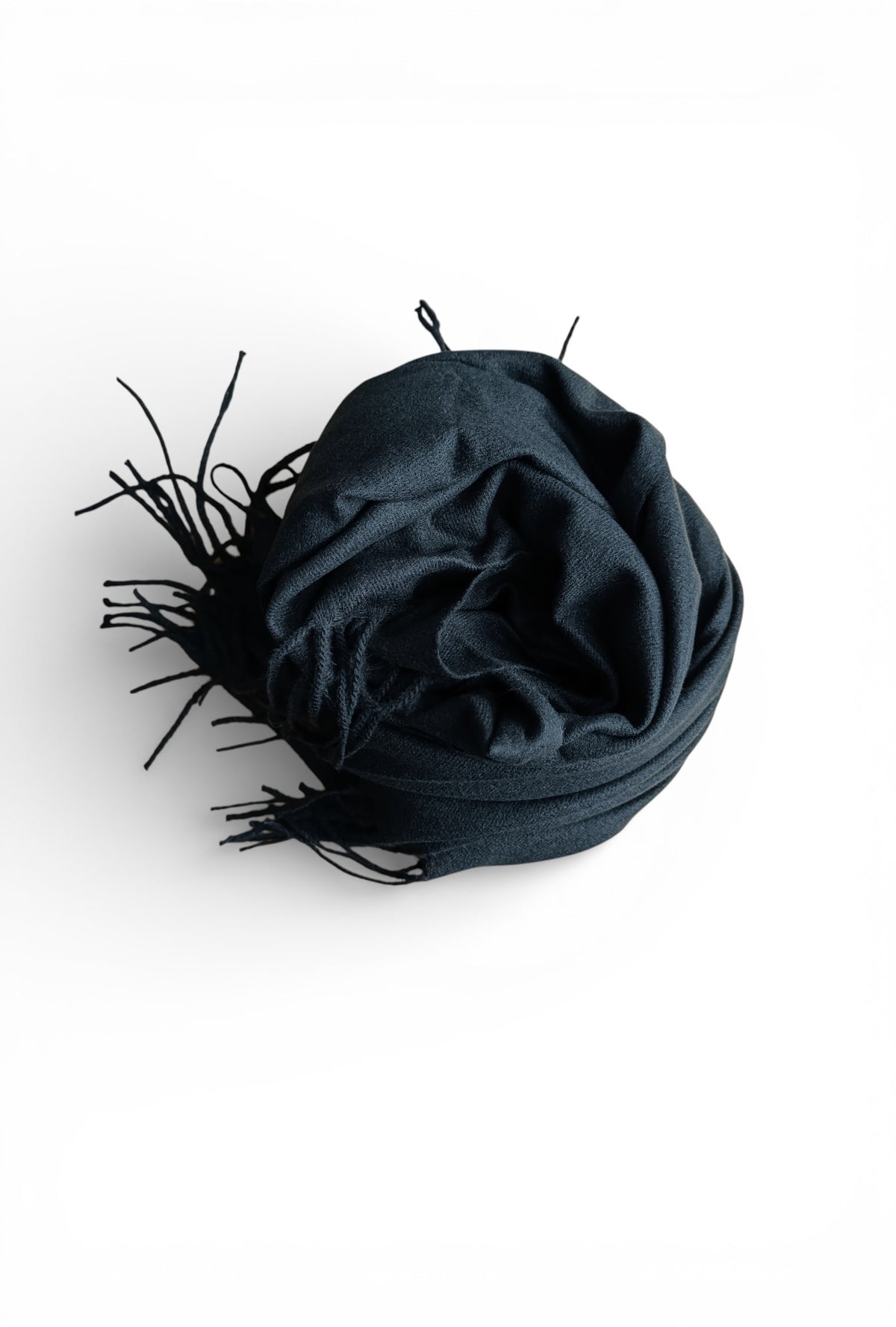 Eșarfă negru, cu franjuri delicate, purtată clasic peste un pulover neutru, într-o compoziție echilibrată și atemporală.