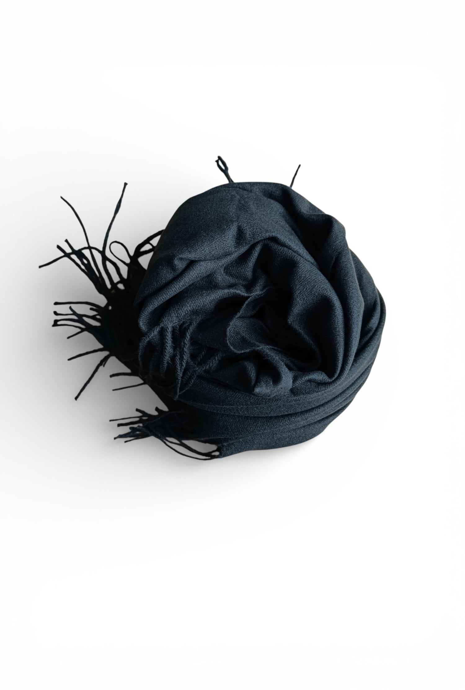 Eșarfă negru, cu franjuri delicate, purtată clasic peste un pulover neutru, într-o compoziție echilibrată și atemporală.