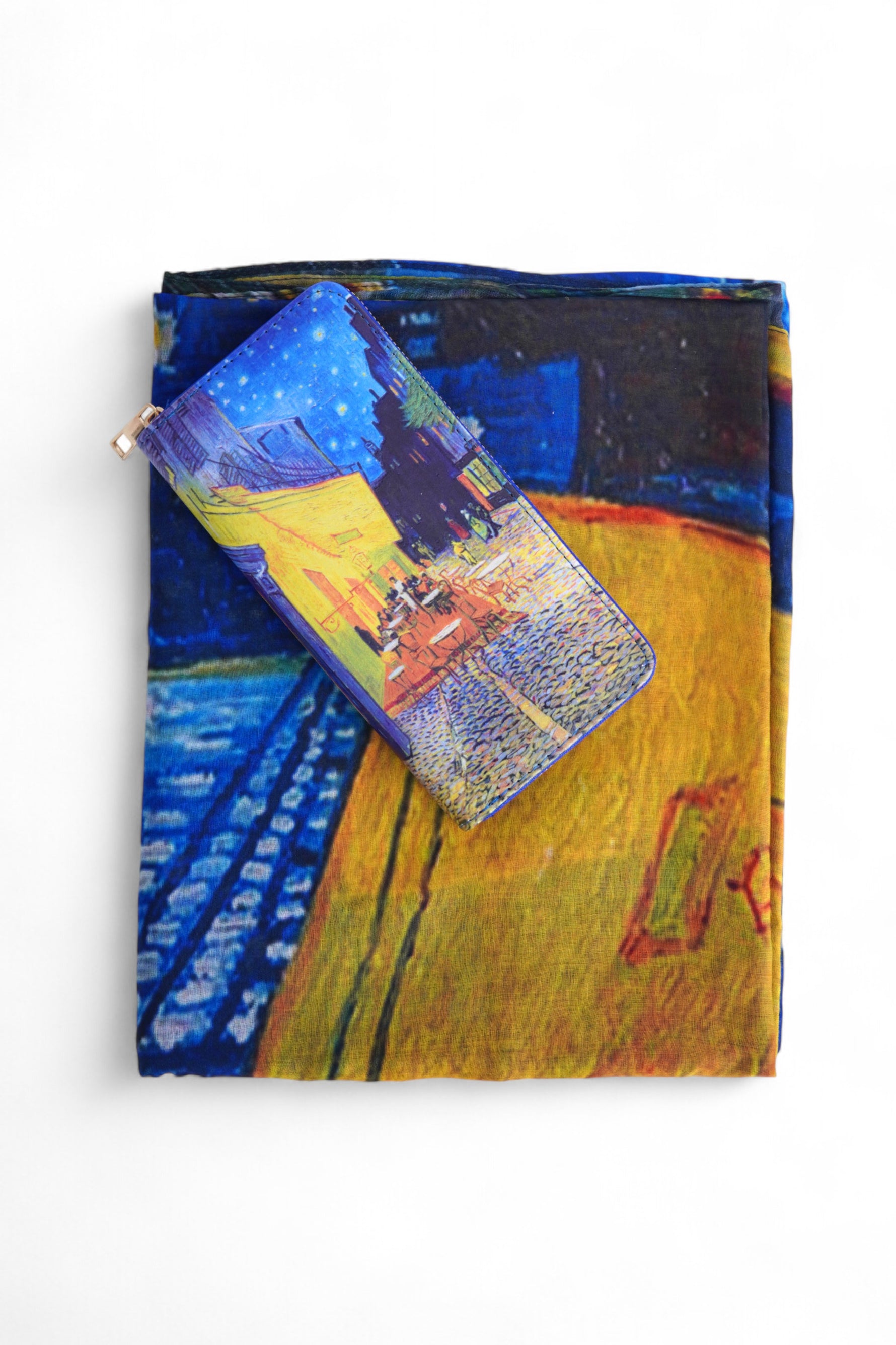 Portofel decorat cu detalii inspirate din pictura „Cafe Terrace At Night”, în nuanțe de albastru și galben.