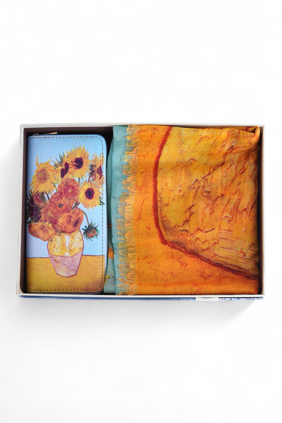 Set eșarfă și portofel cu imprimeu floral, surprinse din apropiere pentru a evidenția textura și culorile.