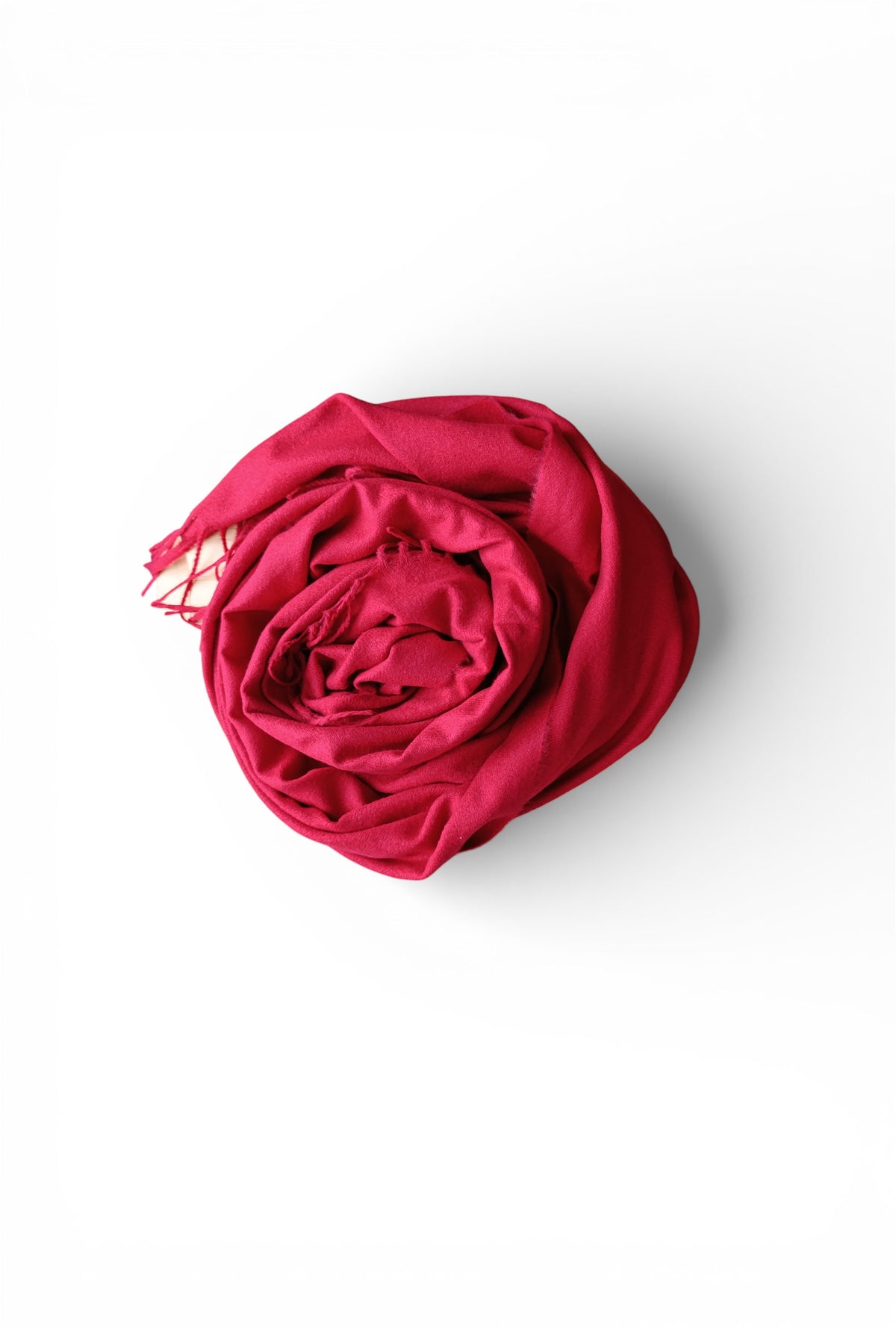 Eșarfă rosu, cu franjuri delicate, purtată clasic peste un pulover neutru, într-o compoziție echilibrată și atemporală.