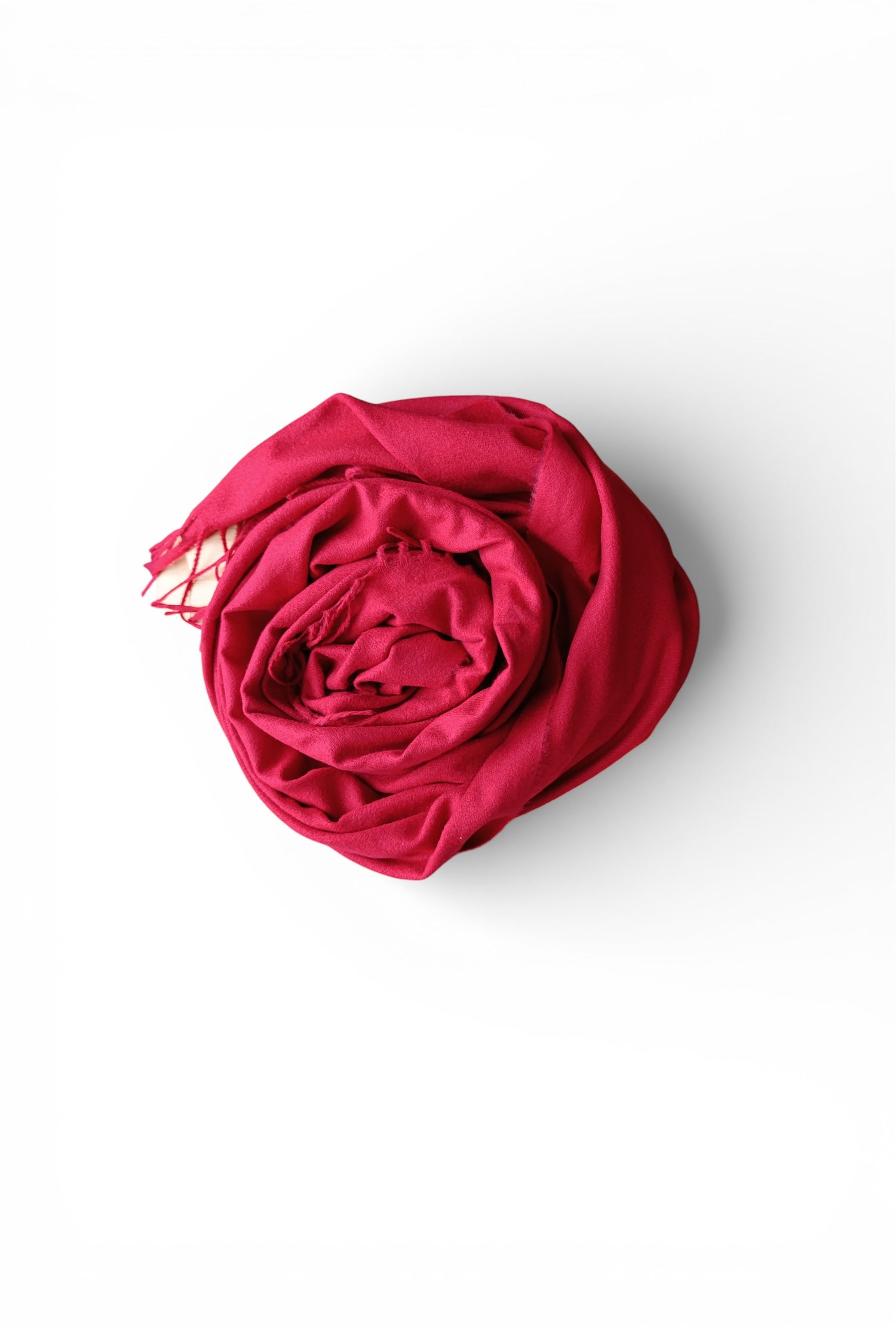 Eșarfă rosu, cu franjuri delicate, purtată clasic peste un pulover neutru, într-o compoziție echilibrată și atemporală.