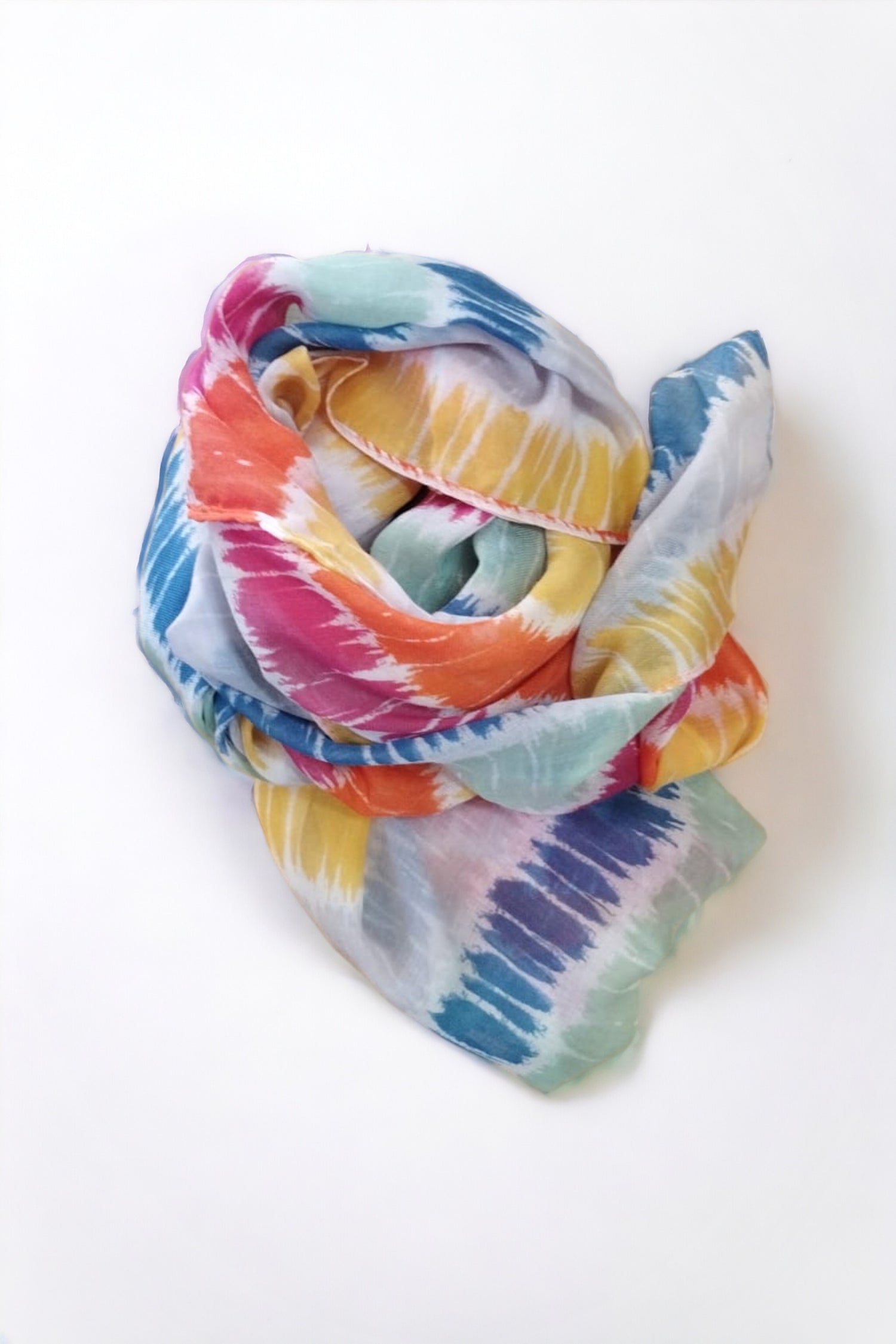 Eșarfă tie dye mare din viscoză, cu imprimeu în nuanțe de albastru, portocaliu și galben.