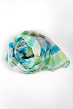 Eșarfă mare dreptunghiulară din 100% viscoză, cu imprimeu tie dye în nuanțe de albastru și turcoaz.