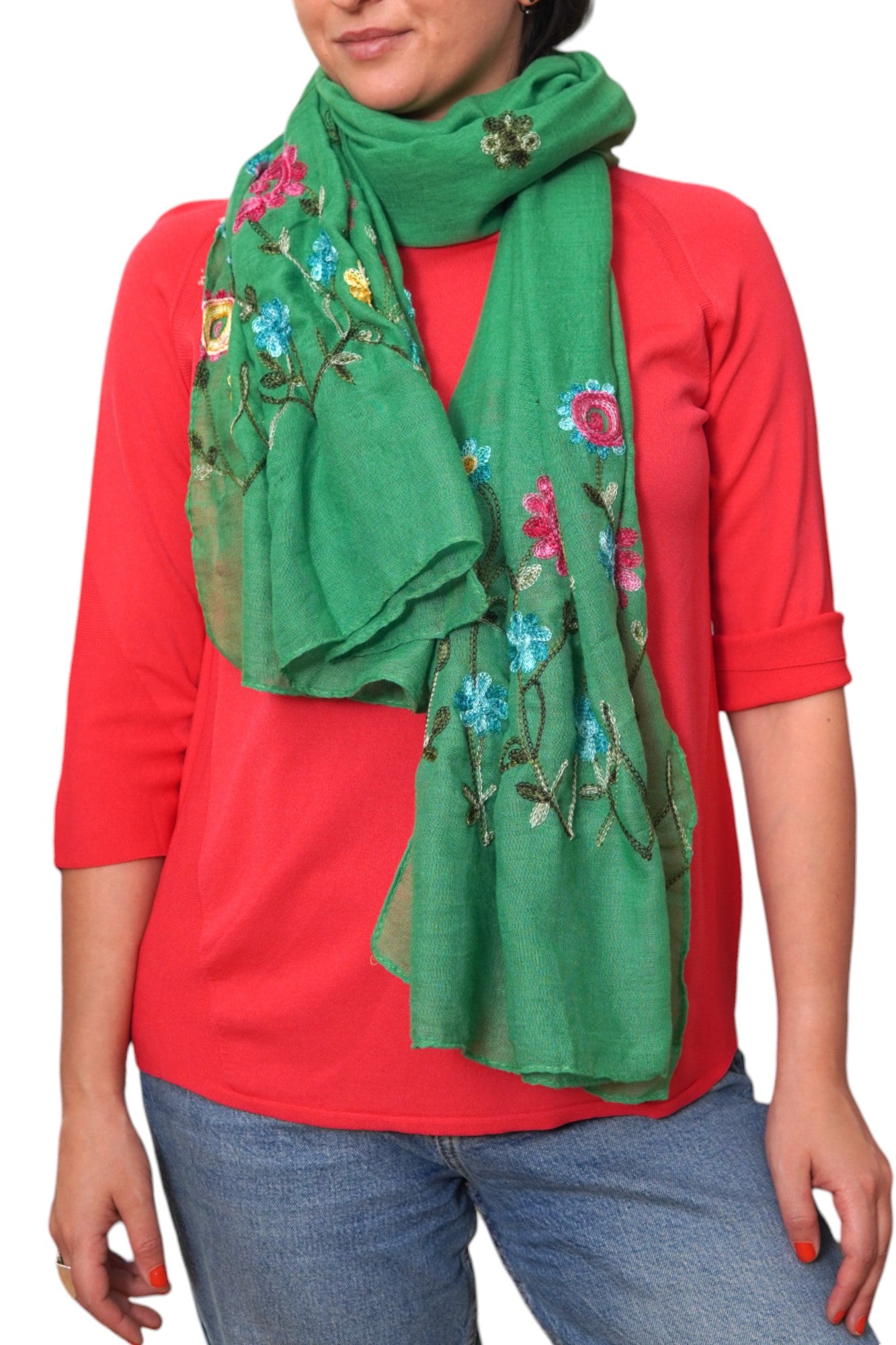 Eșarfă verde din vâscoză cu broderii florale viu colorate, detaliu pe model.