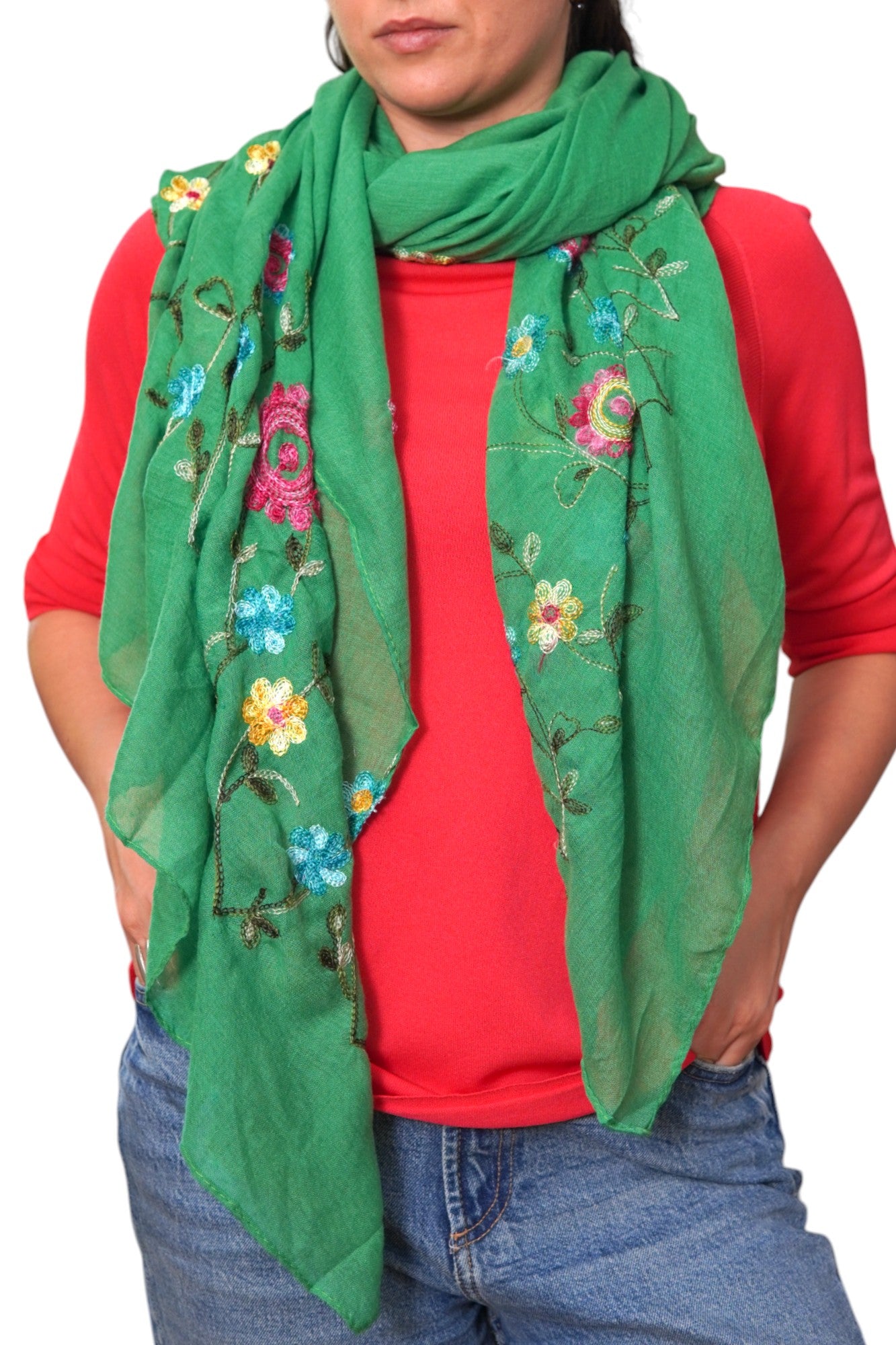Eșarfă verde din vâscoză 100%, cu broderie florală colorată, prezentată pe model.