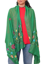 Eșarfă verde din vâscoză cu broderie florală multicoloră, stilizată în față.