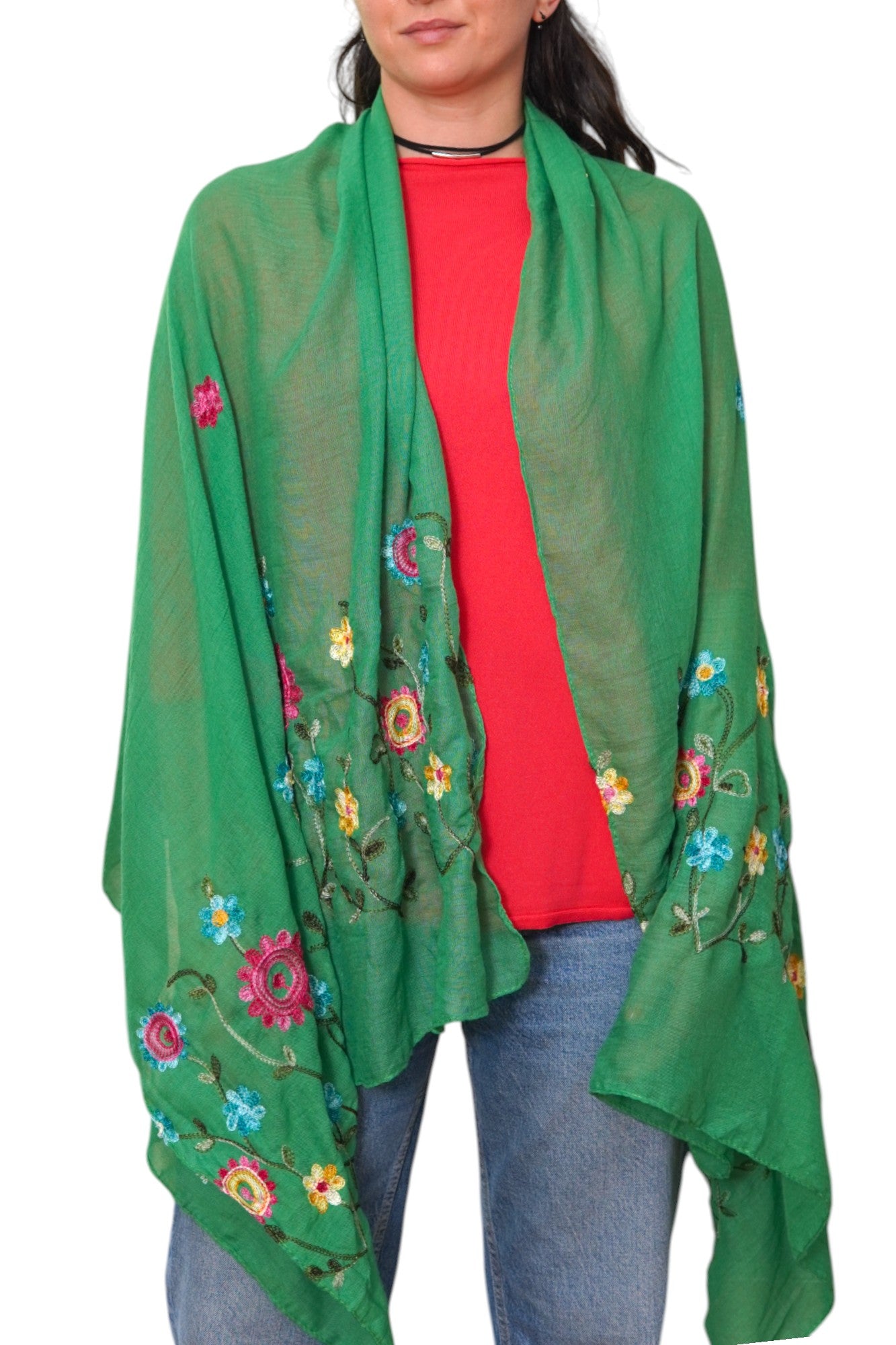 Eșarfă verde din vâscoză cu broderie florală multicoloră, stilizată în față.