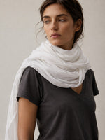 Model poarta esarfa din bumbac subtire, culoare alb.