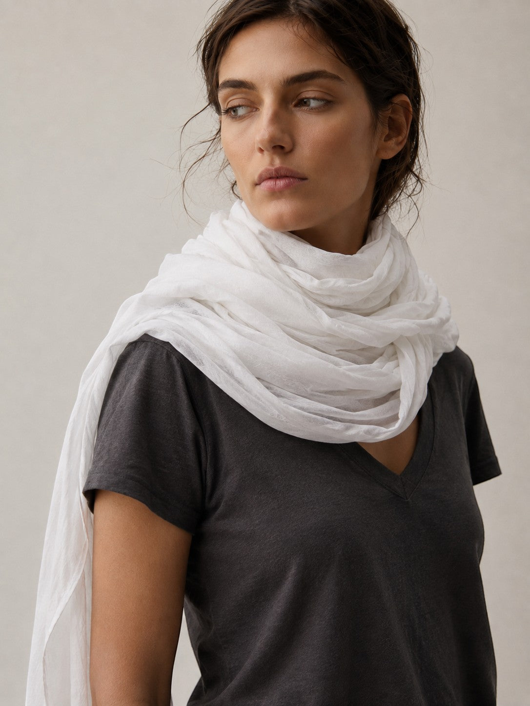 Model poarta esarfa din bumbac subtire, culoare alb.