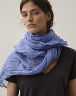 Model poarta esarfa din bumbac subtire, culoare bleu.