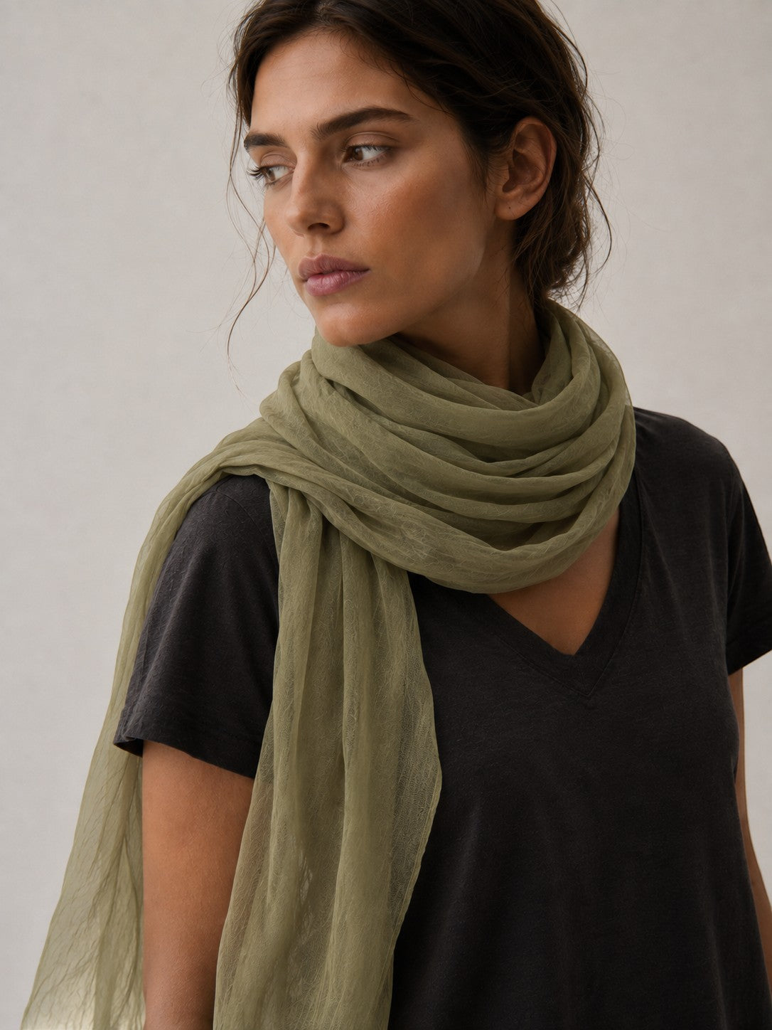 Model poarta esarfa din bumbac subtire, culoare kaki.