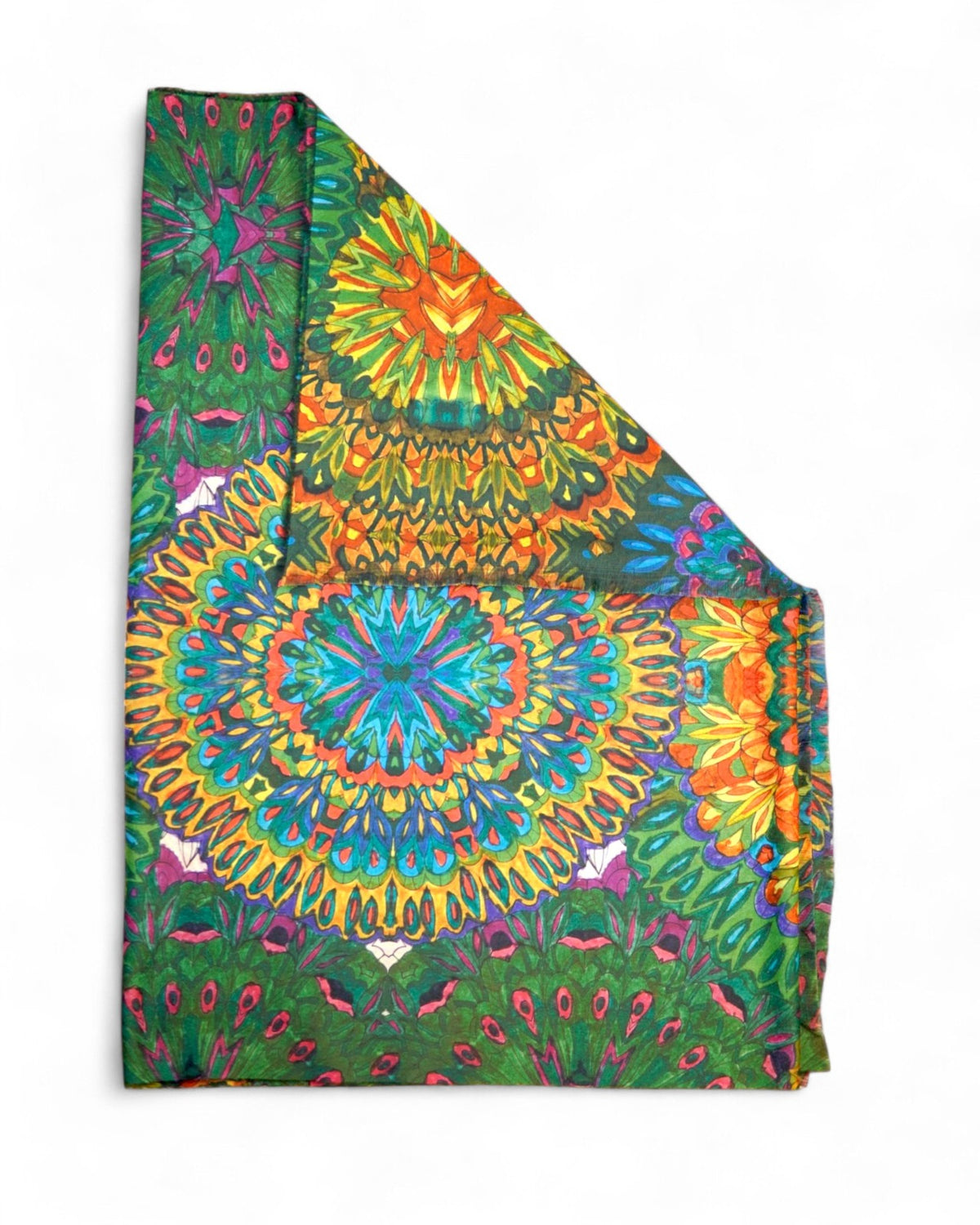 Eșarfă verde cu imprimeu floral multicolor și margini fine, pliată.