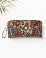 Etui pentru ochelari din plută cu imprimeu floral, închidere cu capsă metalică auriu antichizat.