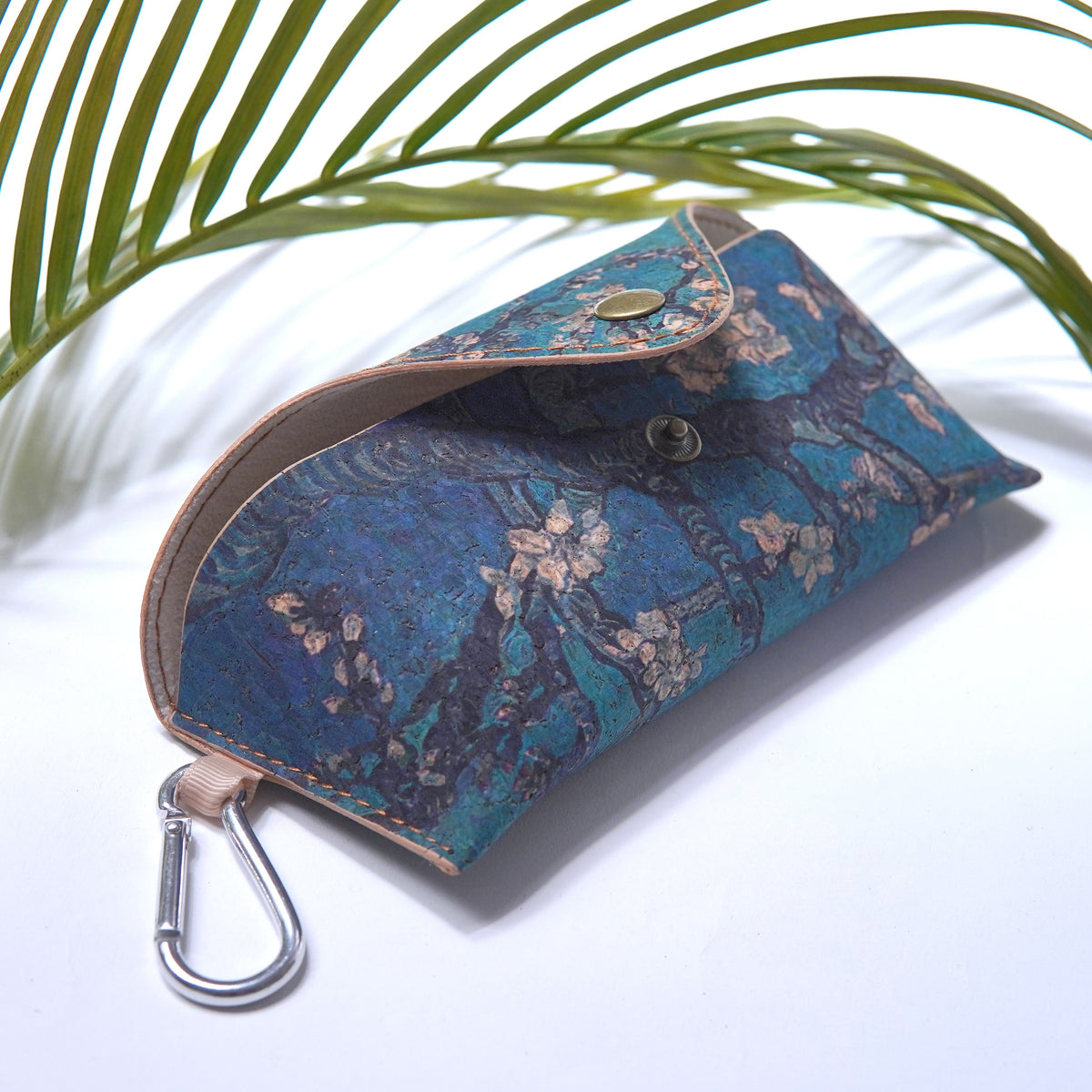 Etui pentru ochelari din plută, model floral albastru, interior bej și carabină metalică pentru prindere.