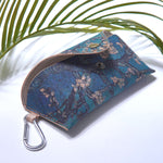 Etui pentru ochelari din plută, model floral albastru, interior bej și carabină metalică pentru prindere.