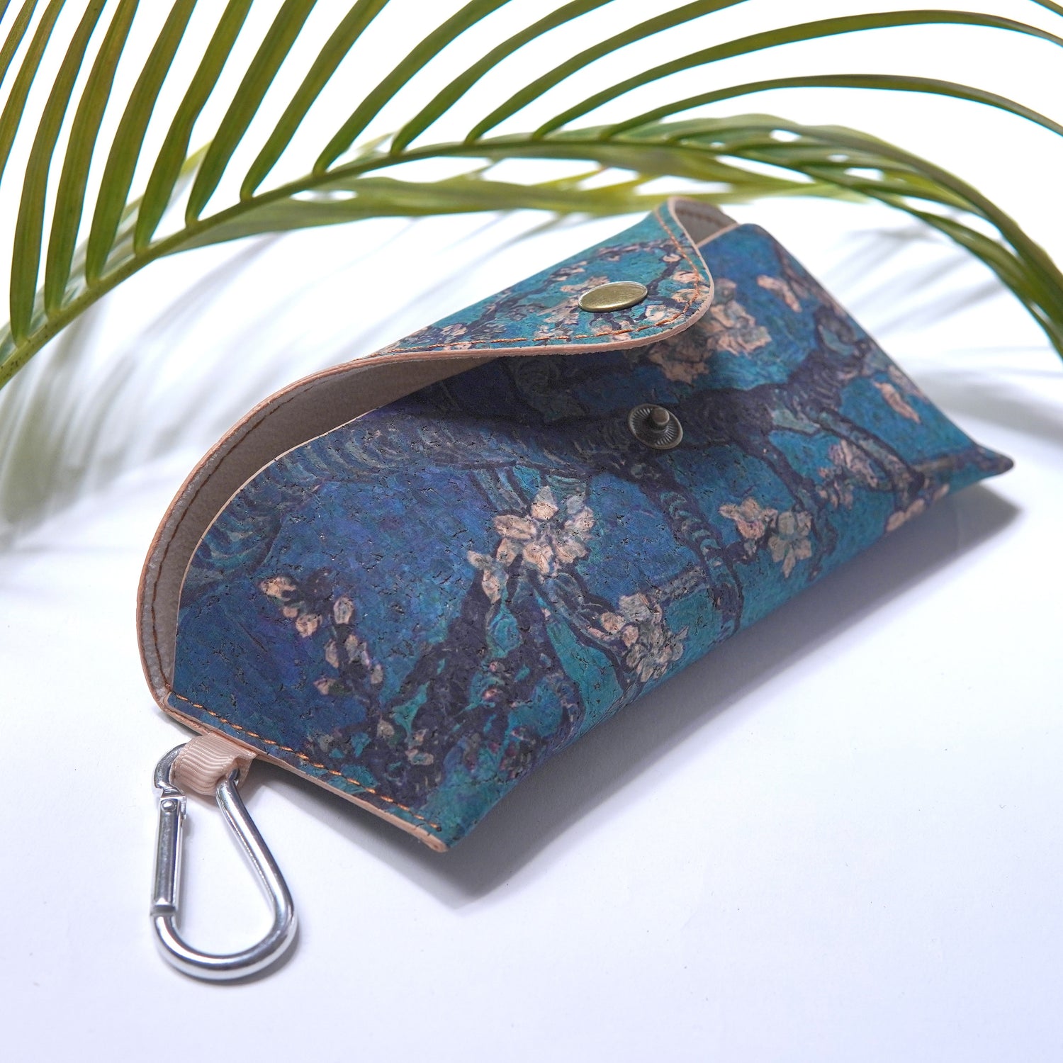 Etui pentru ochelari din plută, model floral albastru, interior bej și carabină metalică pentru prindere.