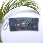 Etui pentru ochelari din plută cu imprimeu floral albastru, închidere cu capsă metalică auriu antichizat.