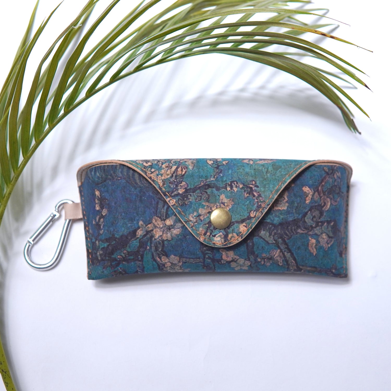 Etui pentru ochelari din plută cu imprimeu floral albastru, închidere cu capsă metalică auriu antichizat.