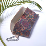 Etui pentru ochelari din plută cu model mandala, interior bej și sistem de închidere cu capsă metalică.