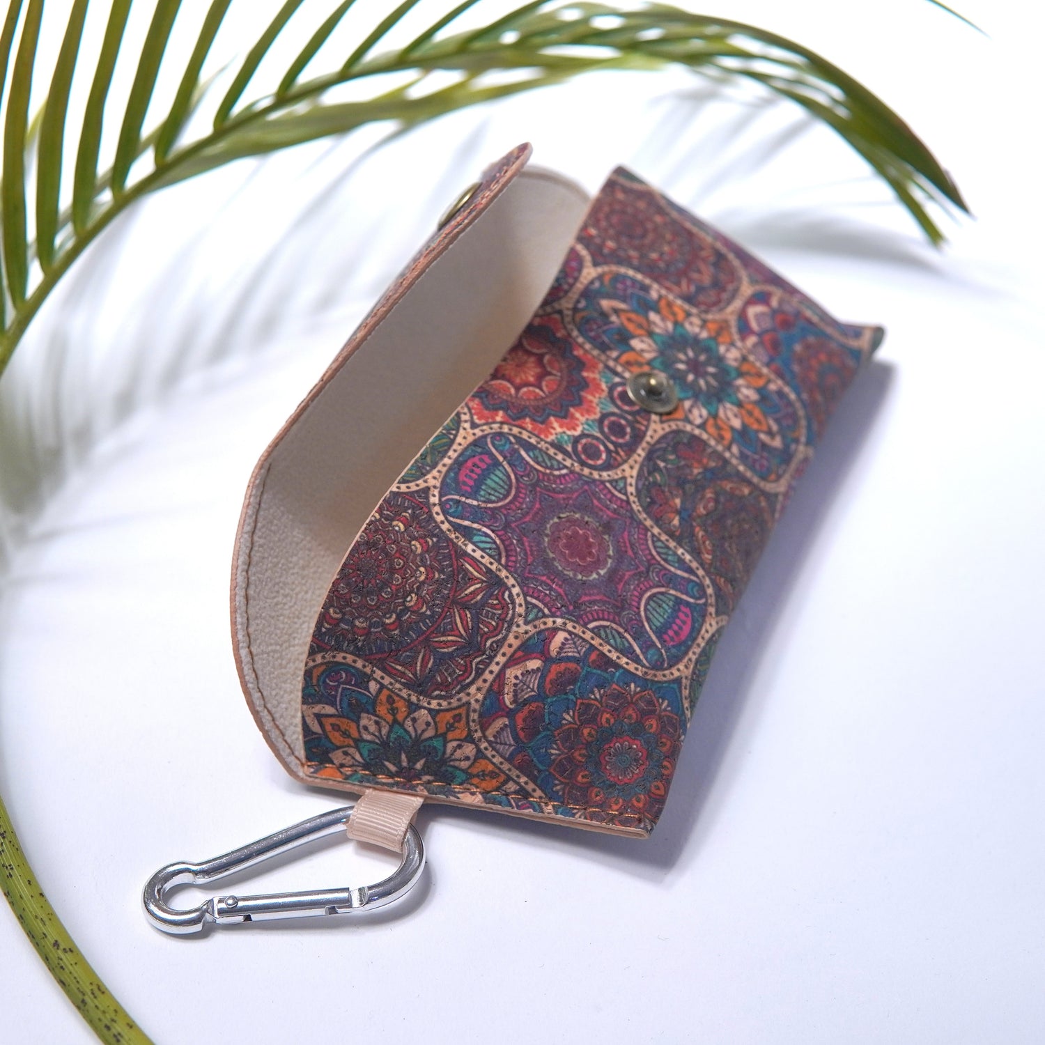 Etui pentru ochelari din plută cu model mandala, interior bej și sistem de închidere cu capsă metalică.