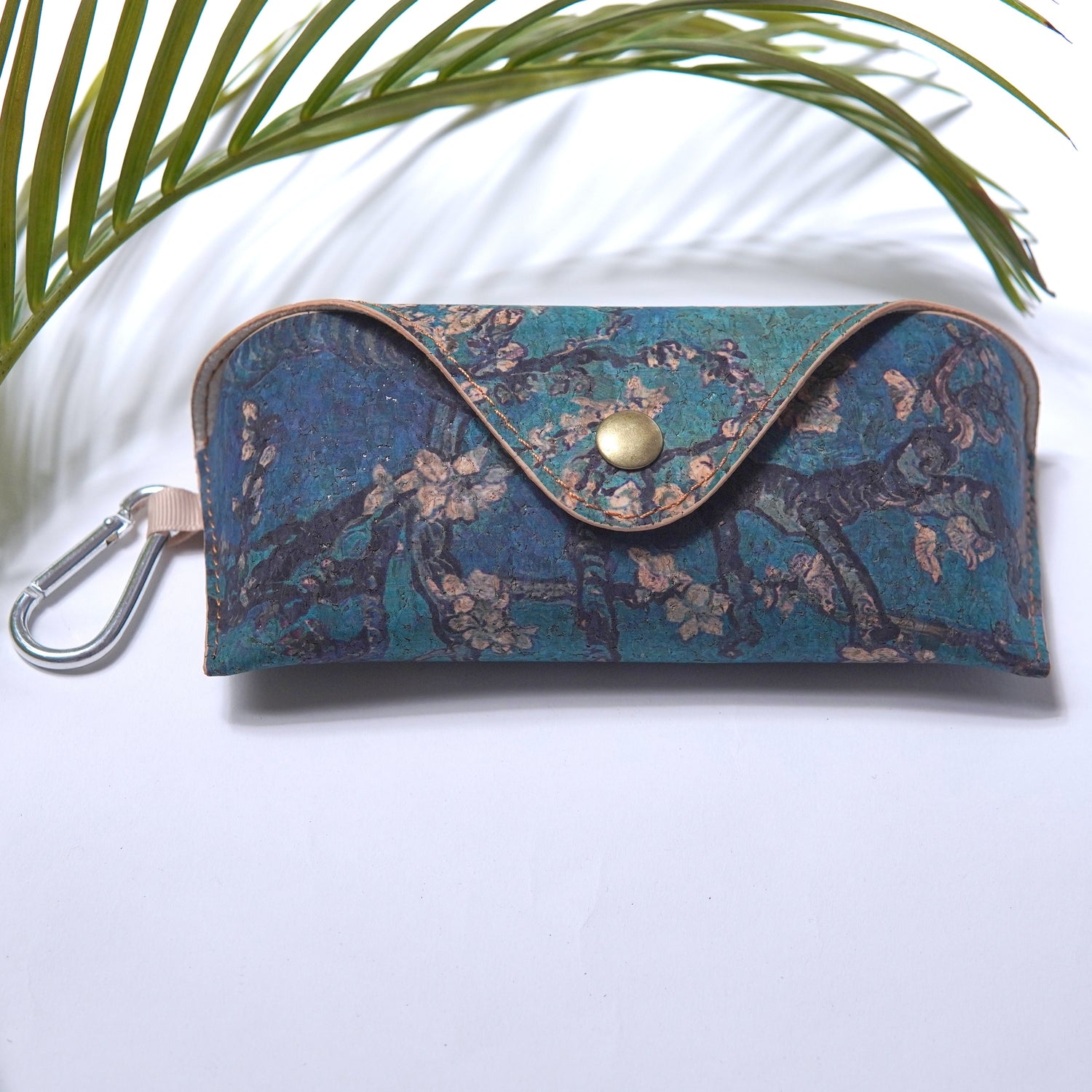 Etui pentru ochelari realizat din plută, cu imprimeu floral pe fundal albastru inspirat de artă clasică.