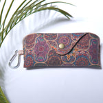 Etui pentru ochelari din plută naturală, cu imprimeu mandala colorată și închidere cu capse metalice.