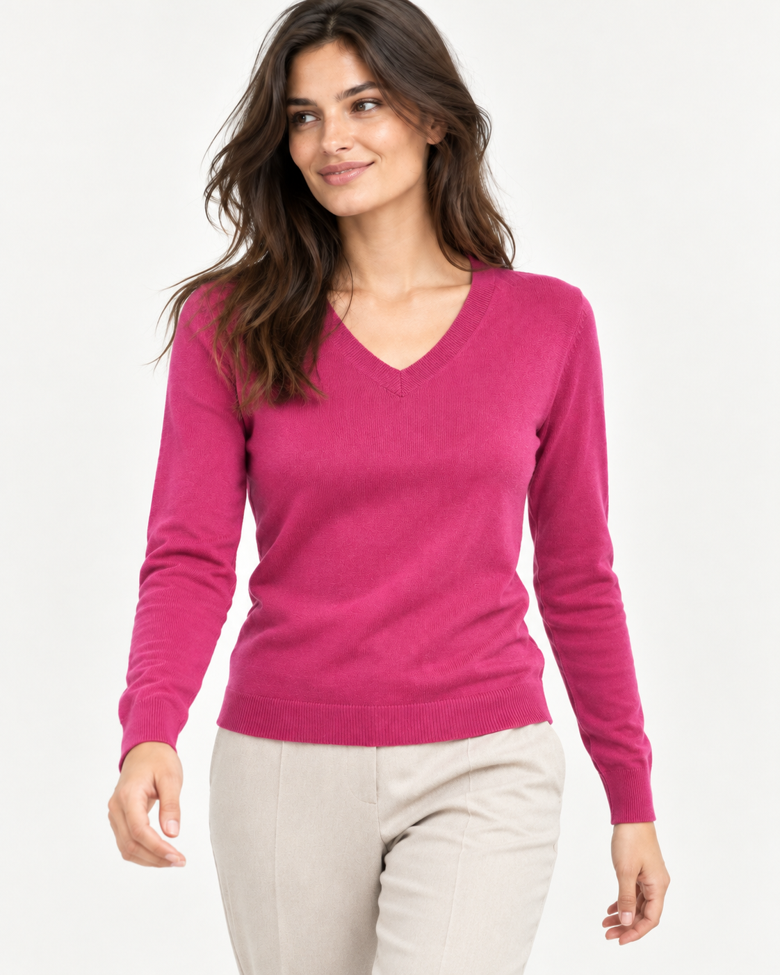 Bluză mulată fucsia cu decolteu în V din amestec cu lână și cașmir, purtată cu pantaloni crem - All Above Boutique