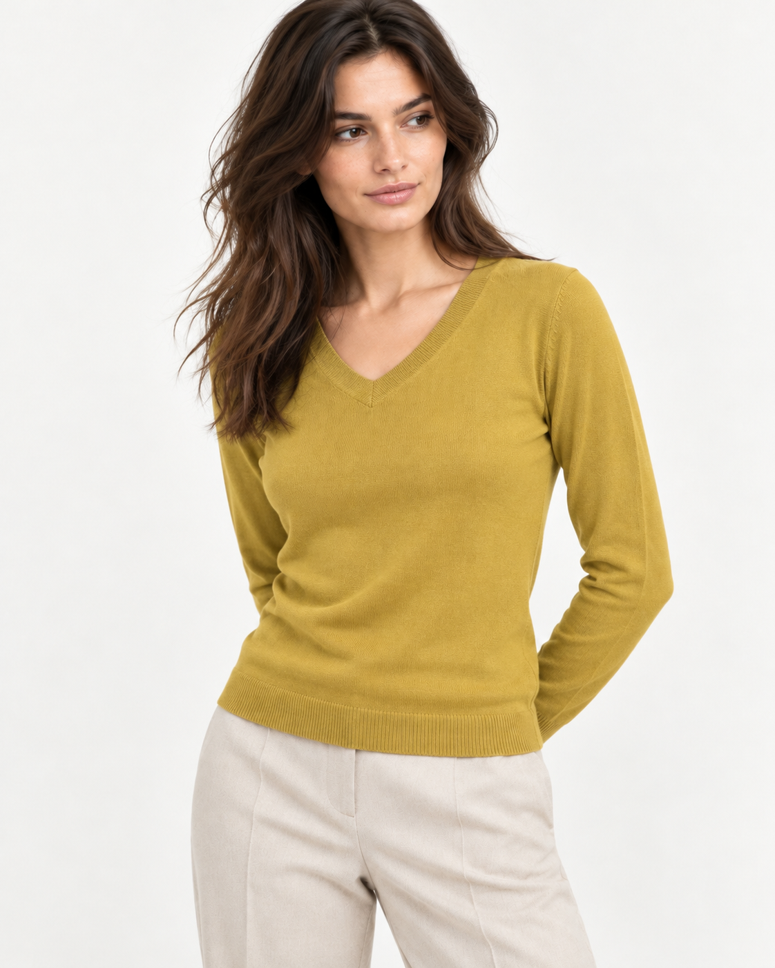 Bluză mulată galben muștar cu decolteu în V din amestec cu lână și cașmir, purtată cu pantaloni crem - All Above Boutique