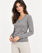 Bluză mulată gri deschis cu decolteu în V din amestec cu lână și cașmir, purtată cu pantaloni crem - All Above Boutique