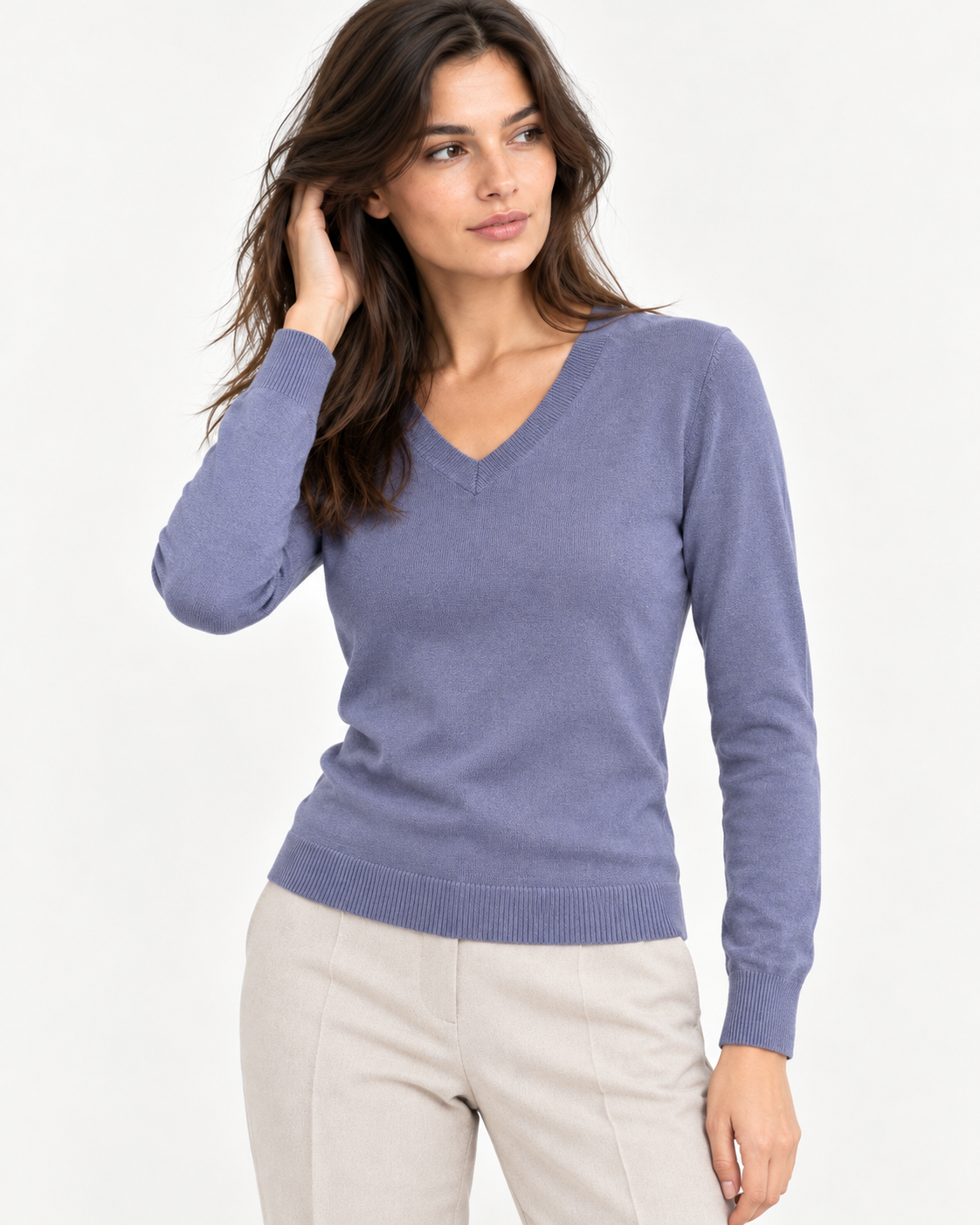 Bluză mulată lila cu decolteu în V din amestec cu lână și cașmir, purtată cu pantaloni crem - All Above Boutique