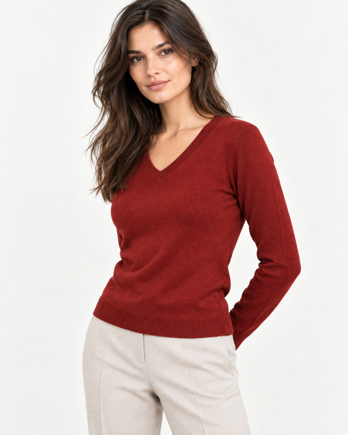 Bluză mulată roșu închis cu decolteu în V din amestec cu lână și cașmir, purtată cu pantaloni crem - All Above Boutique
