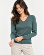 Bluză mulată verde acvamarin cu decolteu în V din amestec cu lână și cașmir, purtată cu pantaloni crem - All Above Boutique