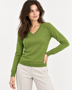 Bluză mulată verde fistic cu decolteu în V din amestec cu lână și cașmir, purtată cu pantaloni crem - All Above Boutique