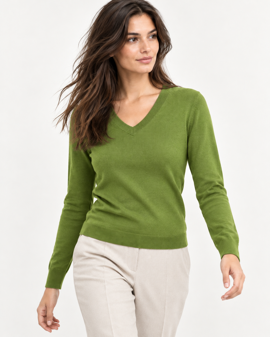 Bluză mulată verde fistic cu decolteu în V din amestec cu lână și cașmir, purtată cu pantaloni crem - All Above Boutique