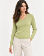 Bluză mulată verde pal cu decolteu în V din amestec cu lână și cașmir, purtată cu pantaloni crem - All Above Boutique