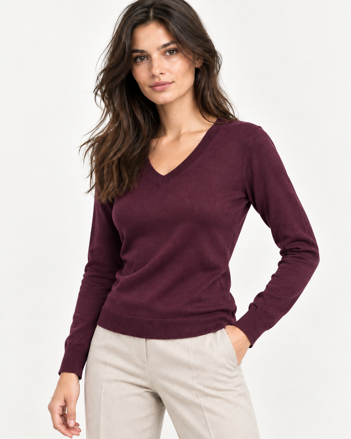 Bluză mulată violet închis cu decolteu în V din amestec cu lână și cașmir, purtată cu pantaloni crem - All Above Boutique