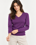 Bluză mulată violet cu decolteu în V din amestec cu lână și cașmir, purtată cu pantaloni crem - All Above Boutique