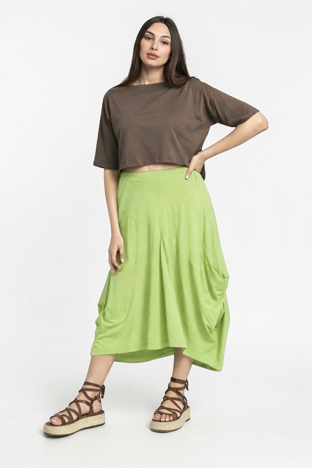 Fustă lungă balon cu colțuri drapate, în nuanța verde fistic, purtată pe model, All Above Boutique