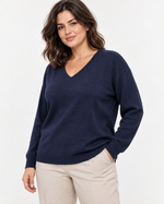 Bluză bleumarin cu decolteu în V din amestec cu lână și cașmir, mărime L - XL, purtată cu pantaloni bej - All Above Boutique