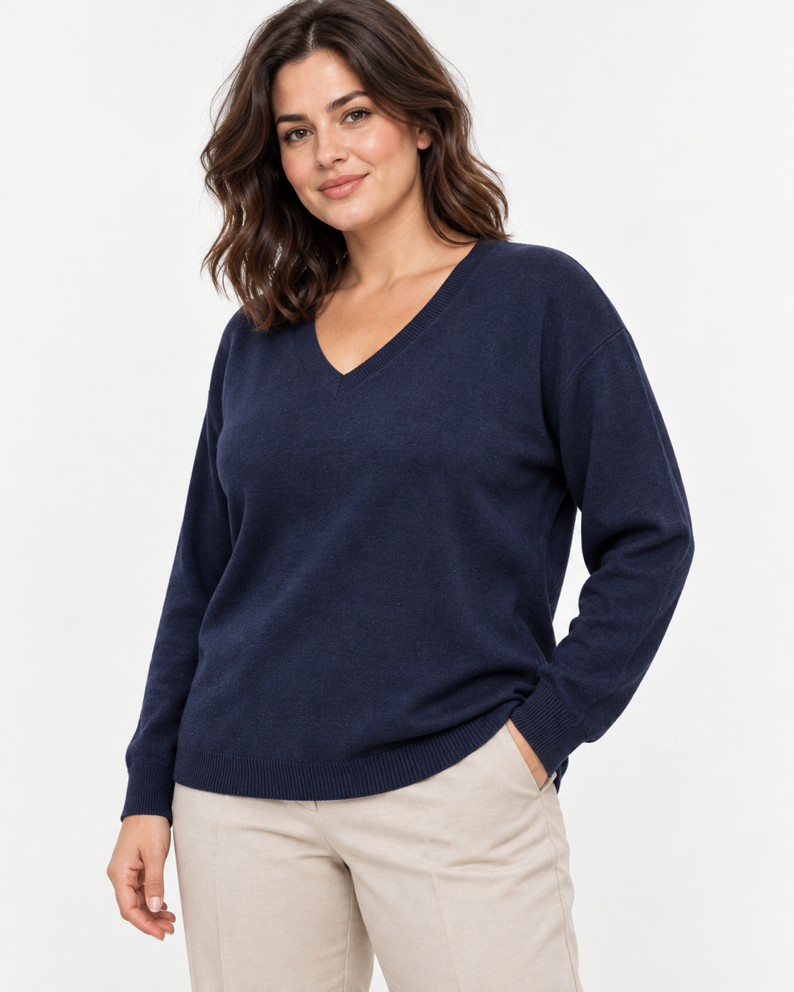 Bluză bleumarin cu decolteu în V din amestec cu lână și cașmir, mărime L - XL, purtată cu pantaloni bej - All Above Boutique