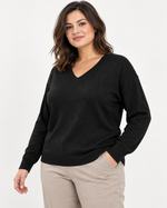 Bluză neagră cu decolteu în V din amestec cu lână și cașmir, mărime L - XL, purtată cu pantaloni bej - All Above Boutique