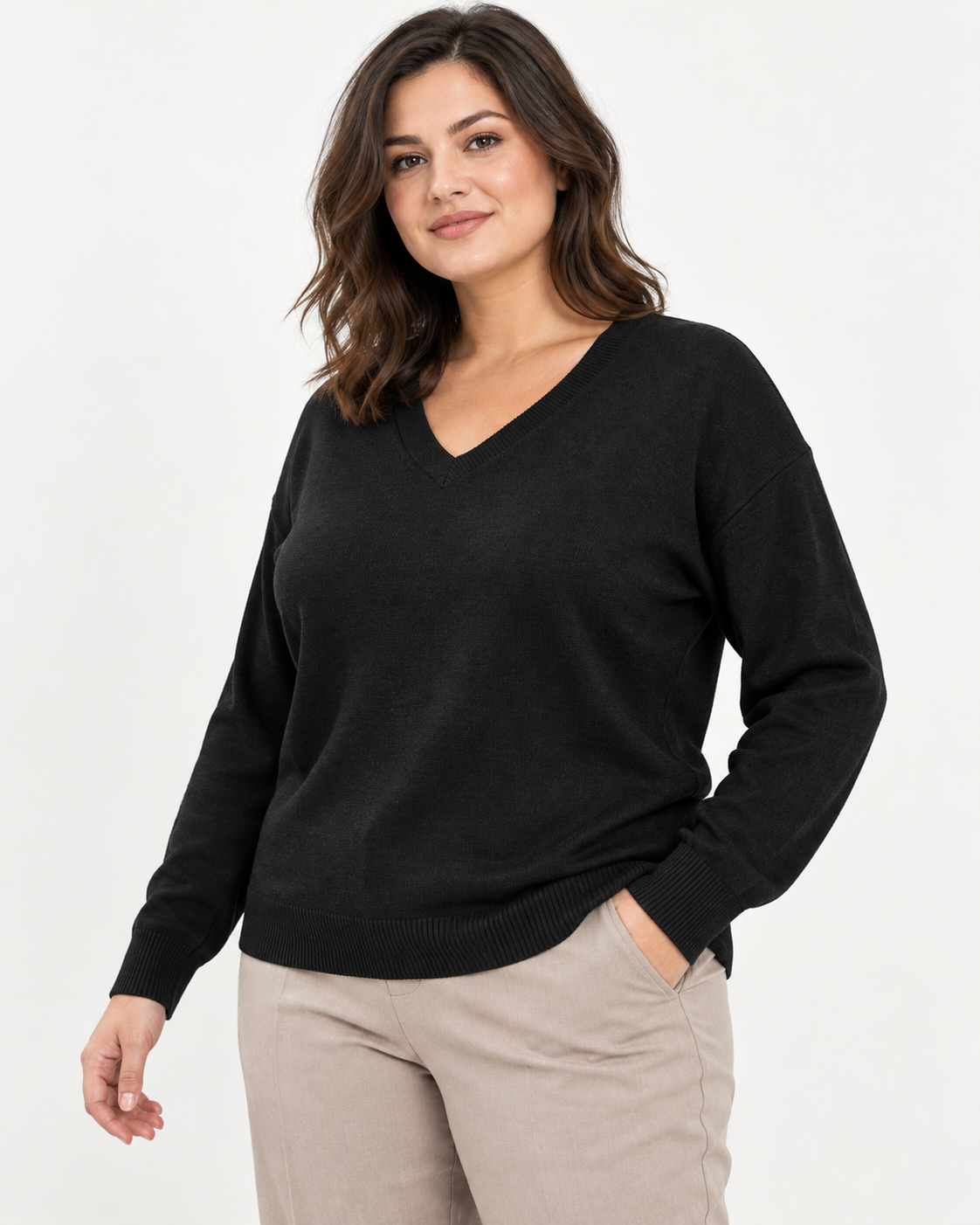 Bluză neagră cu decolteu în V din amestec cu lână și cașmir, mărime L - XL, purtată cu pantaloni bej - All Above Boutique
