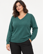Bluză verde închis cu decolteu în V din amestec cu lână și cașmir, mărime L - XL, purtată cu pantaloni negri - All Above Boutique